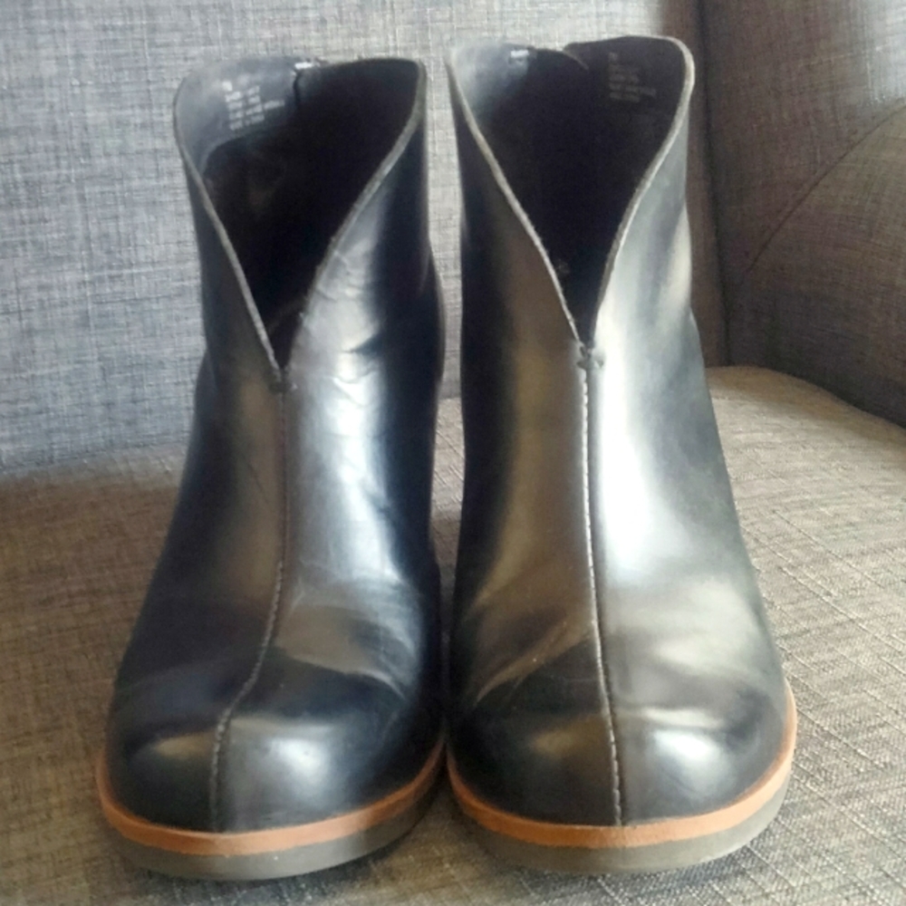 Korks Size 7 Black Leather Ankle Boots